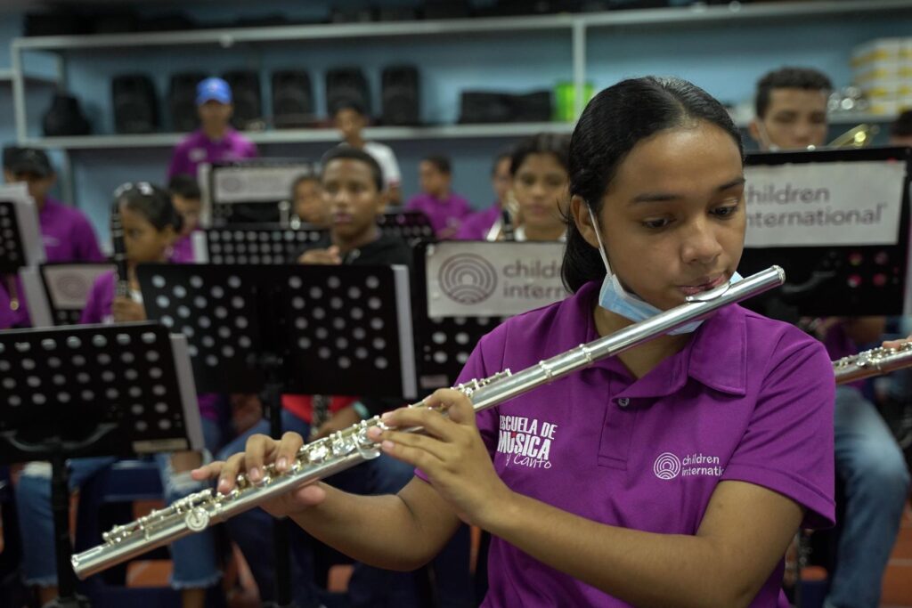Adolescente tocando una flauta